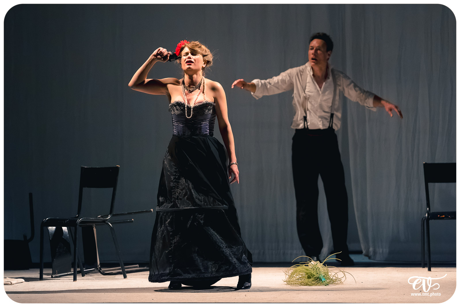 UN FIL A LA PATTE (CIE VIVA)